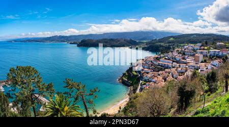 Vue panoramique sur le pittoresque village de Latres situé sur la côte nord des Asturies, en Espagne. Banque D'Images