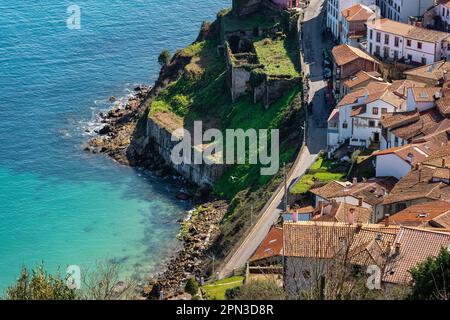Maisons du village pittoresque de Lastres avec une rue très raide au bord de la mer dans le nord de l'Espagne, Asturies. Banque D'Images