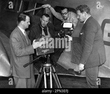 Deuxième directeur d'unité de la photographie GORDON DINES (2nd de gauche) et l'équipage pendant le tournage de séquences de vol pour L'HOMME DANS LE CIEL 1957 réalisateur CHARLES CRICHTON Histoire originale William Rose producteur Michael Balcon Ealing Studios / Metro Goldwyn Mayer (MGM) Banque D'Images