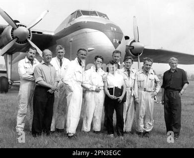 Deuxième directeur d'unité de la photographie GORDON DINES (4th de gauche) et l'équipage pendant le tournage de séquences de vol pour L'HOMME DANS LE CIEL 1957 réalisateur CHARLES CRICHTON Histoire originale William Rose producteur Michael Balcon Ealing Studios / Metro Goldwyn Mayer (MGM) Banque D'Images