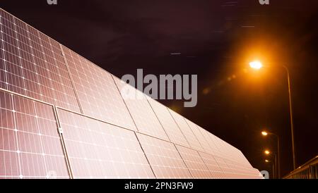 Panneaux solaires la nuit Envoyez l'électricité à la vie de la ville. énergie durable pour les entreprises, les maisons, les villes intelligentes et la nouvelle génération d'énergie. Banque D'Images