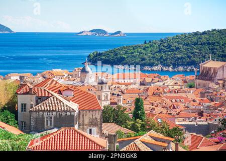 Vue panoramique de Dubrovnik . Toits en tuiles de la vieille ville de Dubrovnik Banque D'Images