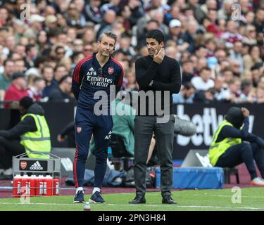 Mikel Arteta, directeur d'Arsenal, s'adresse à Albert Stuivenberg lors du match de la première ligue, West Ham United contre Arsenal au London Stadium, Londres, Royaume-Uni, 16th avril 2023 (photo d'Arron Gent/News Images) Banque D'Images