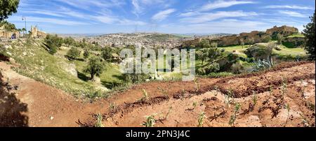 FES, Maroc : superbe horizon panoramique de la ville avec médina et ville Nouvelle entourée de collines vues de Borj Nord (Burj al-Shamal) fortification Banque D'Images