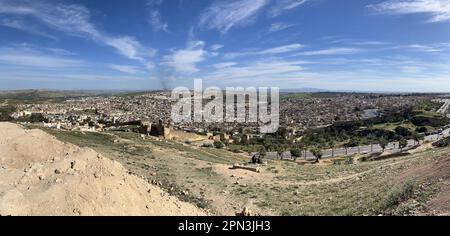 FES, Maroc : superbe horizon panoramique de la ville avec médina et ville Nouvelle entourée de collines vues de Borj Nord (Burj al-Shamal) fortification Banque D'Images