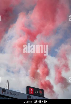 Cardiff, pays de Galles. 15th avril 2023. Smoke before the TikTok Women’s six Nations rugby match, Wales versus England au Cardiff Park Arms Stadium à Cardiff, pays de Galles. Crédit : Sam Hardwick/Alay Live News. Banque D'Images