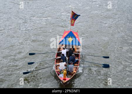 Westminster Bridge, Londres, Royaume-Uni. 16th avril 2023. L'événement de cérémonie Tudor Pull pour les coupeuses de Thames, les coupeuses escortent le shalop royal de Thames « Jubilant », rasé par des membres de la Compagnie des hommes nautiques et des briquets, du palais de Hampton court à la Tour de Londres pour livrer un « Sela » au gouverneur de la Tour pour la sécurité. Crédit : Matthew Chattle/Alay Live News Banque D'Images