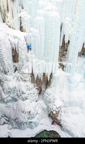 Rowan Lovell escalade de Prism Falls dans Johnston Canyon Banque D'Images