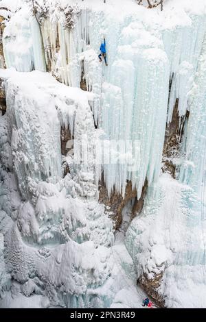 Rowan Lovell escalade de Prism Falls dans Johnston Canyon Banque D'Images