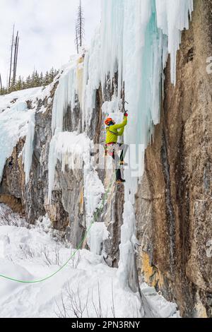 Elijah Weber et Rowan Lovell grimpent à Haffner Creek au Canada Banque D'Images