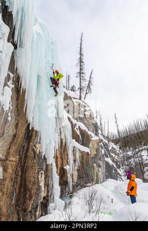 Elijah Weber et Rowan Lovell grimpent à Haffner Creek au Canada Banque D'Images