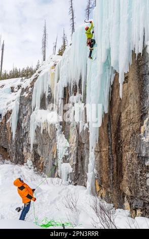 Elijah Weber et Rowan Lovell grimpent à Haffner Creek au Canada Banque D'Images