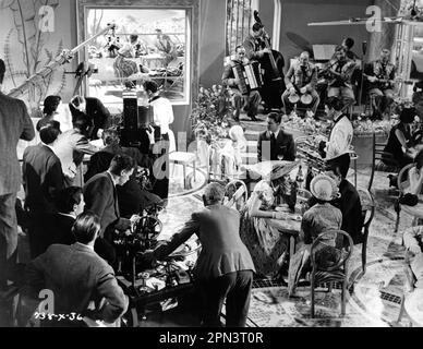 Sur le plateau Candid de Movie Crew tournage sur le restaurant sud-américain a mis pour une scène dans LA LAVANDE HILL MOB 1951 réalisateur CHARLES CRICHTON scénario original T.E.B. Clarke producteur Michael Balcon Ealing Studios / distributeurs de films généraux (GFD) Banque D'Images