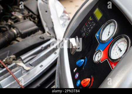 dispositif de ravitaillement en carburant du climatiseur de voiture dans le garage en gros plan Banque D'Images