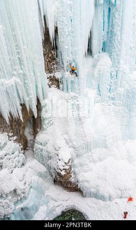 Doug Hollinger escalade un itinéraire dans Johnston Canyon au Canada Banque D'Images