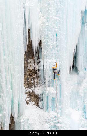 Doug Hollinger escalade un itinéraire dans Johnston Canyon au Canada Banque D'Images