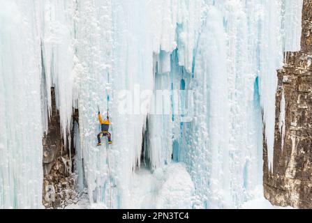 Doug Hollinger escalade un itinéraire dans Johnston Canyon au Canada Banque D'Images