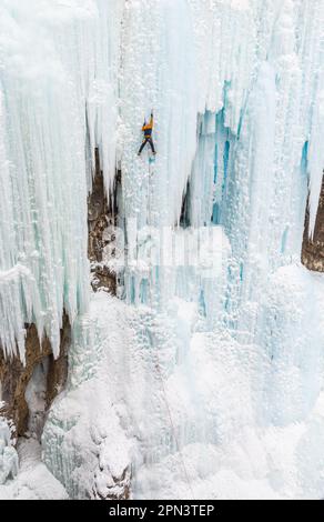 Doug Hollinger escalade un itinéraire dans Johnston Canyon au Canada Banque D'Images