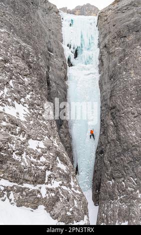 Brandon Prince escalade un itinéraire appelé Wicked Wanda au Canada Banque D'Images