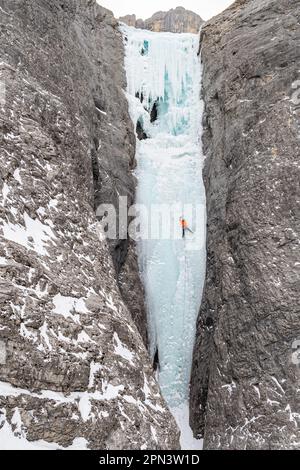 Brandon Prince escalade un itinéraire appelé Wicked Wanda au Canada Banque D'Images