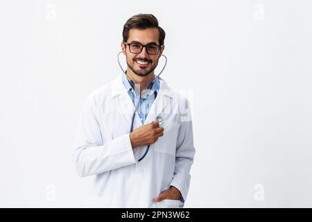 Homme médecin en manteau blanc à l'écoute des poumons et du coeur avec stéthoscope avec dents sourire sur fond blanc isolé, espace de copie, espace pour le texte Banque D'Images