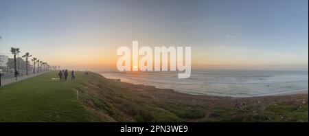 Rabat, Maroc : vue au coucher du soleil de la Corniche, front de mer de la ville surplombant des plages de sable doré, avec des vagues parfaites pour les surfeurs, aires de jeux et commodités Banque D'Images