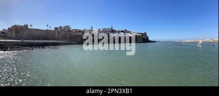 Maroc : Rabat, Skyline de la Kasbah des Oudayas, citadelle construite au 12e siècle par les Almohades, vue de l'embouchure de la rivière Bou Regreg Banque D'Images