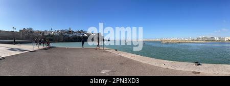 Maroc : Rabat, Skyline de la Kasbah des Oudayas, citadelle construite au 12e siècle par les Almohades, vue de l'embouchure de la rivière Bou Regreg Banque D'Images