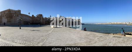 Maroc : Rabat, Skyline de la Kasbah des Oudayas, citadelle construite au 12e siècle par les Almohades, vue de l'embouchure de la rivière Bou Regreg Banque D'Images