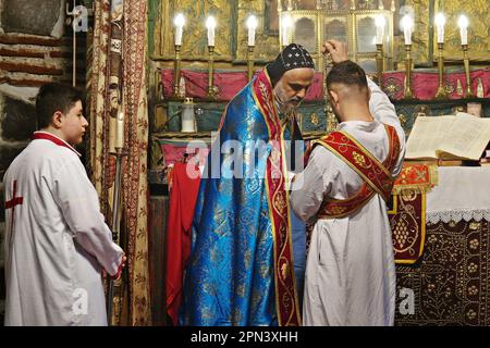 Le prêtre Behnam Keutgan dirige la messe à l'église de la Vierge Marie à Diyarbakir avec son assistant deux jeunes ecclésiastiques. Les derniers Assyriens de Diyarbakir, composés de deux familles et d'un total de 12 personnes, ont célébré la fête de Pâques avec une messe tenue à l'église de la Vierge Marie. Le prêtre Behnam Konutgan, qui a été commandé du monastère de Mardin Deyrul Zaferan parce qu'il n'y avait pas de religieux dans la ville qui pouvait administrer le rite, l'a dirigé. Un petit nombre d'Assyriens et de leurs amis arméniens ont également assisté à la messe. Après la masse, des petits pains spécialement cuits et des œufs rouges étaient plus petits Banque D'Images