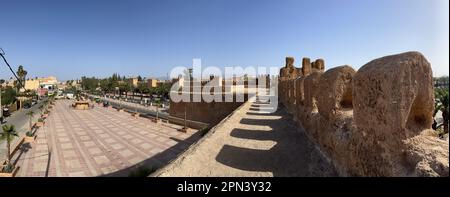 Maroc, Afrique : vue sur les remparts environnants de Taroudant, ville dans la vallée de la sous le long de la route vers Ouarzazate et le désert du Sahara Banque D'Images