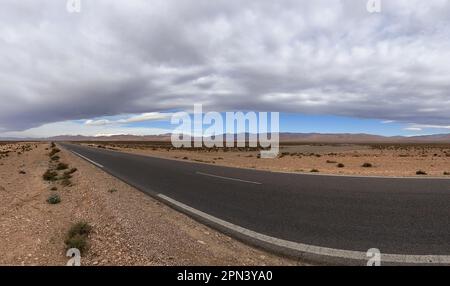 Maroc : route panoramique de Boumalne Dadès à Merzouga, avec vue sur le Haut Atlas, une chaîne de montagnes dans la partie la plus haute des montagnes de l'Atlas Banque D'Images