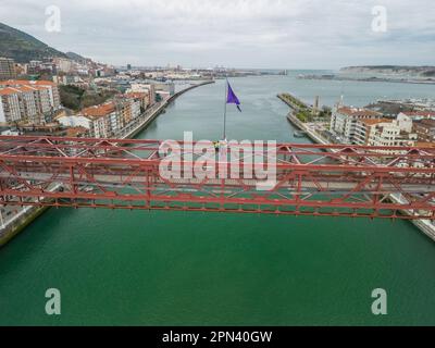 Une vue aérienne d'un immense pont suspendu rouge au-dessus de l'eau à Bilbao, en Espagne Banque D'Images