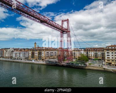 Une vue aérienne d'un immense pont suspendu rouge au-dessus de l'eau à Bilbao, en Espagne Banque D'Images