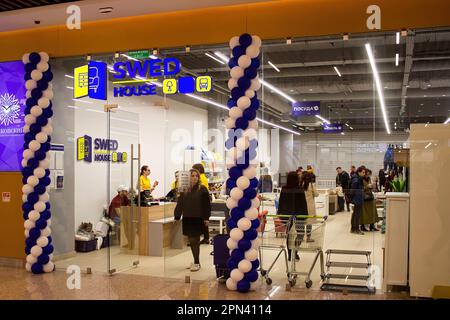 Moscou, Russie. 15th avril 2023. Les clients sont vus dans un nouveau magasin Swed House à Moscou. Une entreprise bélarussienne appelée Swed House, spécialisée dans la vente de produits de la célèbre marque suédoise IKEA, a ouvert son premier magasin dans le centre commercial de 'Shchelkovsky' à 15 avril 2023, à Moscou, en Russie. En mars 2022, IKEA, la plus grande marque de meubles au monde, a fermé ses magasins en Russie. (Photo de Vlad Karkov/SOPA Images/Sipa USA) crédit: SIPA USA/Alay Live News Banque D'Images