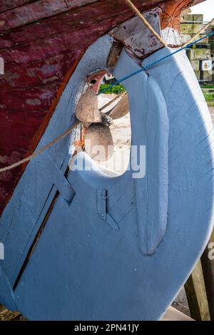 Restauration d'un bateau Hull, Rudder et Propeller dans West Bay, Dorset. Concept de direction et de puissance. Banque D'Images