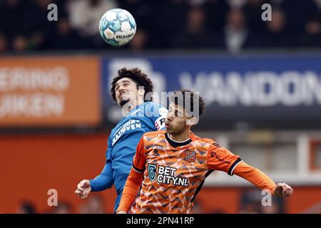 VOLENDAM - (lr) André Ramalho du PSV Eindhoven, Walid Ould Chikh du FC Volendam lors du match de première ligue néerlandais entre le FC Volendam et le PSV Eindhoven au stade de Kras sur 16 avril 2023 à Volendam, pays-Bas. ANP MAURICE VAN STONE Banque D'Images