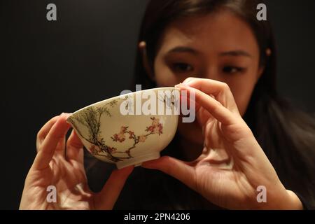 SothebyHH Chinese Works of Art Specialist Cristine Li présente Un bol impérial Falangcai 'swallow' très important et superbement émaillé, une marque bleue d'émail et une période de Qianlong la porcelaine peut-être la période Yongzheng, L'émail peint vers 1736 estimation sur demande devrait aller chercher plus de 200m HK$ à L'APERÇU - SothebyHH Hong Kong 2023 série de soldes de printemps - œuvres d'art chinoises à HKCEC. 01APR23 SCMP/Edmond SO Banque D'Images