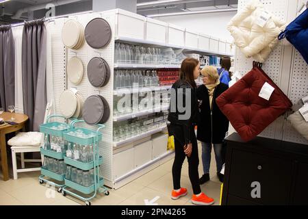 Moscou, Russie. 15th avril 2023. Les clients sont vus dans un nouveau magasin Swed House à Moscou. Une entreprise bélarussienne appelée Swed House, spécialisée dans la vente de produits de la célèbre marque suédoise IKEA, a ouvert son premier magasin dans le centre commercial de 'Shchelkovsky' à 15 avril 2023, à Moscou, en Russie. En mars 2022, IKEA, la plus grande marque de meubles au monde, a fermé ses magasins en Russie. (Credit image: © Vlad Karkov/SOPA Images via ZUMA Press Wire) USAGE ÉDITORIAL SEULEMENT! Non destiné À un usage commercial ! Banque D'Images