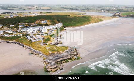 Vue de dessus d'une falaise côtière sur la côte atlantique de l'Irlande. Pointe de la Vierge Marie. Inchydoney est une petite île au large de West Cork, Irlande, Clonakilty. B Banque D'Images