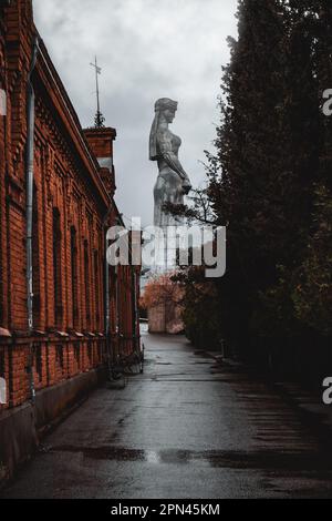 Kartlis Deda (mère de la Géorgie) un monument dans la capitale de la Géorgie Tbilissi. La statue sur le sommet de la colline Sololaki un jour sanglant. Banque D'Images