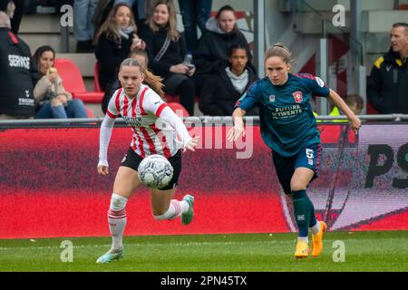 Eindhoven, pays-Bas. 16th avril 2023. Eindhoven, pays-Bas, 16 avril 2023: Fleur Stoit (à gauche, 39 Jong PSV) et Marisa Olislagers (à droite, 5 Twente) en action pendant le match KNVB Beker vrouwen entre Jong PSV et Twente à de Herdgang à Eindhoven, pays-Bas. (Leitting Gao/SPP) crédit: SPP Sport presse photo. /Alamy Live News Banque D'Images