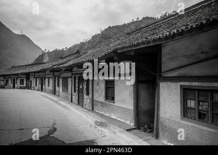 Il existe de nombreuses maisons tibétaines traditionnelles dans la région autonome tibétaine de Garze, située au milieu des montagnes dans la province occidentale du Sichuan, en Chine Banque D'Images