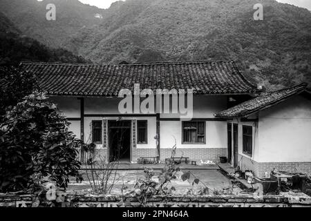 Il existe de nombreuses maisons tibétaines traditionnelles dans la région autonome tibétaine de Garze, située au milieu des montagnes dans la province occidentale du Sichuan, en Chine Banque D'Images