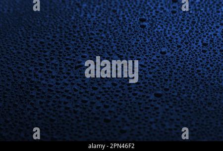 La texture de l'eau tombe sur fond noir Banque D'Images