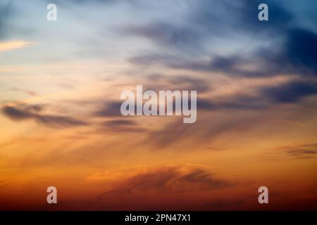 Coucher de soleil avec lumière rouge du soleil couchant. Nuages du soir dans la lumière orange des rayons du coucher du soleil Banque D'Images