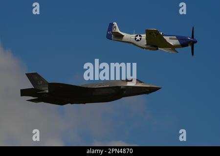 F-35 Lightning II et P-51D Mustang 472216, Miss Helen, au RIAT 2016, Fairford, Angleterre, Banque D'Images