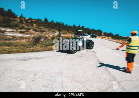 URBINO, ITALIE - 16 JUIN - 2022 : LAGONDA 2 LITRES 1929 sur une vieille voiture de course en rallye mille Miglia 2022 la célèbre course historique italienne Banque D'Images