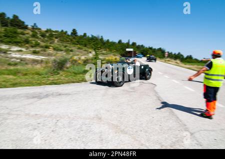 URBINO, ITALIE - 16 JUIN - 2022 : LAGONDA 2 LITRES 1929 sur une vieille voiture de course en rallye mille Miglia 2022 la célèbre course historique italienne Banque D'Images