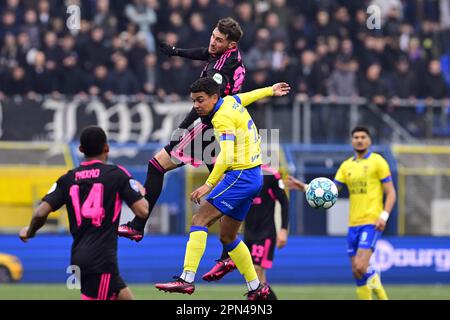 LEEUWARDEN - (lr) Daniel van Kaam de SC Cambuur, Santiago Gimenez de Feyenoord pendant le match de première ligue néerlandais entre SC Cambuur et Feyenoord au stade Cambuur sur 16 avril 2023 à Leeuwarden, pays-Bas. ANP OLAF KRAAK Banque D'Images